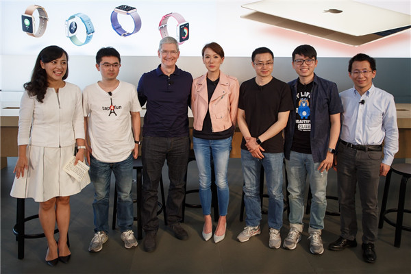 Tim Cook (third left), CEO of Apple Inc, and Liu Qing (first left), president of Didi Chuxing visit an Apple store in Beijing on Monday morning. (Provided to chinadaily.com.cn) Tim Cook (third left), CEO of Apple Inc, and Liu Qing (first left), president of Didi Chuxing visit an Apple store in Beijing on Monday morning. (Provided to chinadaily.com.cn)