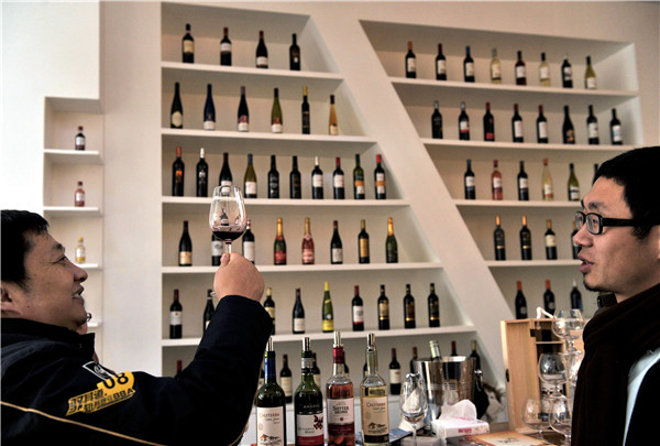 Two customers taste on Argentine wine at a bar in Nanjing, Jiangsu province.(CHINA DAILY) Two customers taste on Argentine wine at a bar in Nanjing, Jiangsu province.(CHINA DAILY)
