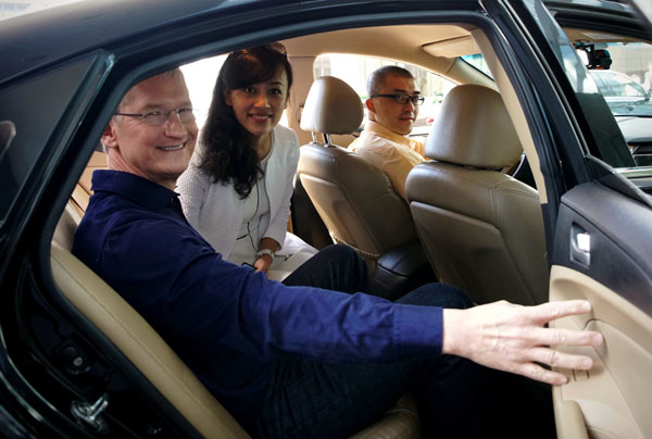 Apple CEO Tim Cook takes a Didi taxi with Jean Liu Qing, president of Didi, to an Apple store in Wangfujing in downtown Beijing on Monday. Cook's visit follows Apple's investment of $1 billion in the Chinese ride-hailing service. PROVIDED BY WEIBO OF TIM COOK Apple CEO Tim Cook takes a Didi taxi with Jean Liu Qing, president of Didi, to an Apple store in Wangfujing in downtown Beijing on Monday. Cook's visit follows Apple's investment of $1 billion in the Chinese ride-hailing service. PROVIDED BY WEIBO OF TIM COOK