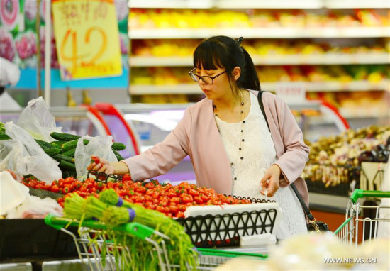 A woman chooses vegetables inside a supermarket in Baoding City, north China's Hebei Province, April 10, 2016. (Photo: Xinhua/Zhu Xudong) A woman chooses vegetables inside a supermarket in Baoding City, north China's Hebei Province, April 10, 2016. (Photo: Xinhua/Zhu Xudong)