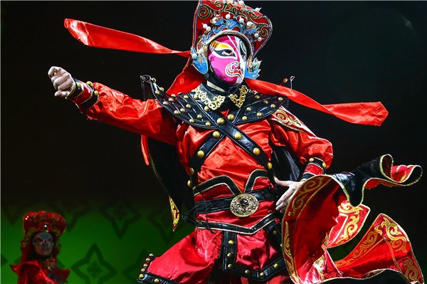 A barista from Chengdu, Sichuan, performs bian lian, a 300-year-old, traditional face-changing Sichuan opera dance, in Seattle, US. Eleven dancers, all employees of Starbucks China, staged the opening performance at the Starbucks meeting of shareholders.(CHINA DAILY) A barista from Chengdu, Sichuan, performs bian lian, a 300-year-old, traditional face-changing Sichuan opera dance, in Seattle, US. Eleven dancers, all employees of Starbucks China, staged the opening performance at the Starbucks meeting of shareholders.(CHINA DAILY)