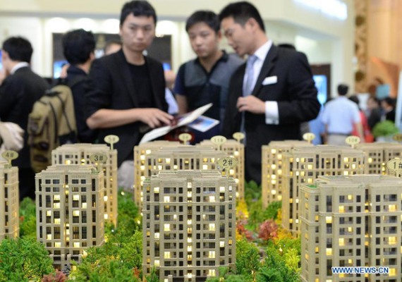 Citizens visit a real estate fair in east China's Shanghai Municipality, Oct. 3, 2013. (File Photo: Xinhua/Lai Xinlin) Citizens visit a real estate fair in east China's Shanghai Municipality, Oct. 3, 2013. (File Photo: Xinhua/Lai Xinlin)