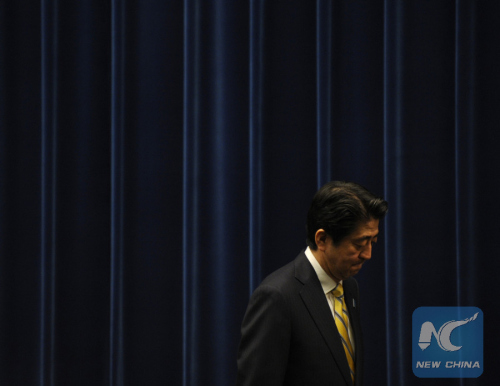Japanese Prime Minister Shinzo Abe leaves after a press conference at his official residence in Tokyo, Japan, Nov. 21, 2014. (Photo: Xinhua/Stringer) Japanese Prime Minister Shinzo Abe leaves after a press conference at his official residence in Tokyo, Japan, Nov. 21, 2014. (Photo: Xinhua/Stringer)