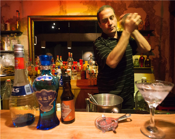 A bartender mixes a baijiu-based cocktail at Capital Spirits in Beijing. (Photo: BRUNO MAESTRINI/CHINA DAILY) A bartender mixes a baijiu-based cocktail at Capital Spirits in Beijing. (Photo: BRUNO MAESTRINI/CHINA DAILY)