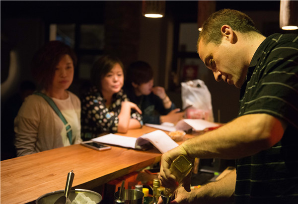 Bargoers expect to be served with the baijiu cocktail. (Photo: BRUNO MAESTRINI/CHINA DAILY) Bargoers expect to be served with the baijiu cocktail. (Photo: BRUNO MAESTRINI/CHINA DAILY)