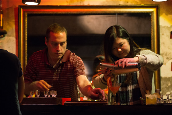 Bartenders serve baijiu-based cocktail at Capital Spirits in Beijing. (Photo: BRUNO MAESTRINI/CHINA DAILY) Bartenders serve baijiu-based cocktail at Capital Spirits in Beijing. (Photo: BRUNO MAESTRINI/CHINA DAILY)