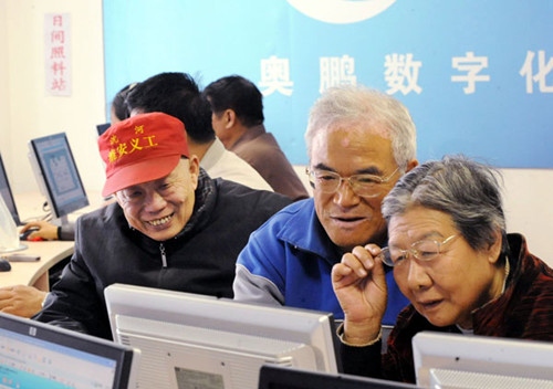 Retired workers surfing on an e-commerce website in a residential community center in Shenyang, the capital city of Northeast China's Liaoning province. (Dong Fang/For China Daily) Retired workers surfing on an e-commerce website in a residential community center in Shenyang, the capital city of Northeast China's Liaoning province. (Dong Fang/For China Daily)