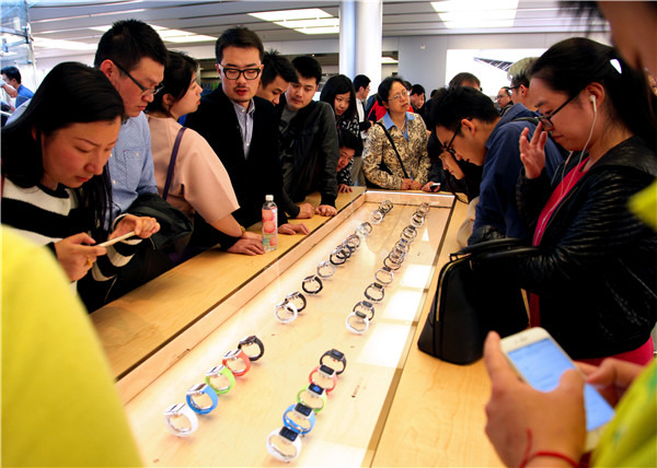 Consumers look at Apple watches in an Apple store in Shanghai. Apple Inc invested $1 billion in China's largest ride-hailing firm Didi Chuxing last week.(QIU DAOCEN/CHINA DAILY) Consumers look at Apple watches in an Apple store in Shanghai. Apple Inc invested $1 billion in China's largest ride-hailing firm Didi Chuxing last week.(QIU DAOCEN/CHINA DAILY)