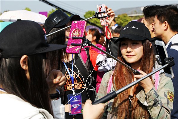 People, who are called hosts, speak to their audiences through live video streaming platforms. (Photo/China Daily) People, who are called hosts, speak to their audiences through live video streaming platforms. (Photo/China Daily)
