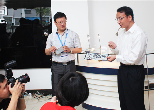 Chen Yu (right), CEO of Guangzhou OED Technologies, shows a price tag made of graphene e-paper. CHINA DAILY Chen Yu (right), CEO of Guangzhou OED Technologies, shows a price tag made of graphene e-paper. CHINA DAILY