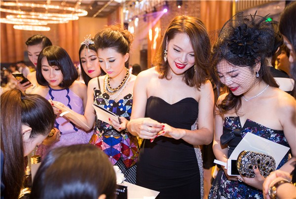 Female buyers on Alibaba platforms take part in a party, which was organized by the country's largest e-commerce service provider last week in Shanghai. They spend up to 800,000 yuan ($120,120) each annually on healthcare and tourism products via Alibaba.(CHINA DAILY) Female buyers on Alibaba platforms take part in a party, which was organized by the country's largest e-commerce service provider last week in Shanghai. They spend up to 800,000 yuan ($120,120) each annually on healthcare and tourism products via Alibaba.(CHINA DAILY)