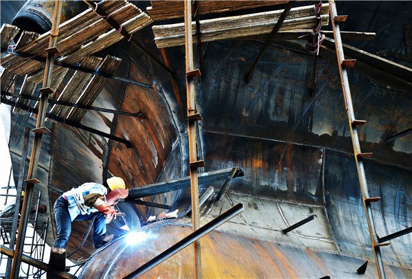 A female welder at a shipbuilding site in Southwest China's Chongqing.(CHINA DAILY) A female welder at a shipbuilding site in Southwest China's Chongqing.(CHINA DAILY)