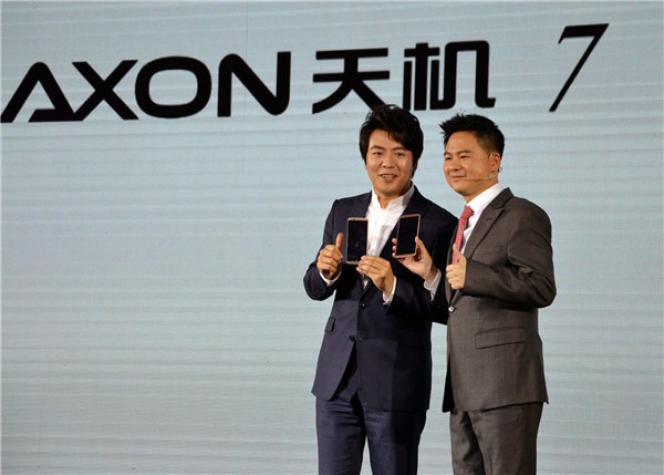 Adam Zeng (right), CEO of ZTE Mobile Devices and Chinese pianist Lang Lang, pose at the launch of ZTE's flagship AXON 7 smartphone in Beijing on Thursday.(CHINA DAILY) Adam Zeng (right), CEO of ZTE Mobile Devices and Chinese pianist Lang Lang, pose at the launch of ZTE's flagship AXON 7 smartphone in Beijing on Thursday.(CHINA DAILY)