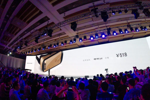ZTE Corp introduces ZTE VR headset on May 26, 2016 during the company's new flagship Axon 7 launch event held in Beijing.(Liu Zheng/chinadaily.com.cn) ZTE Corp introduces ZTE VR headset on May 26, 2016 during the company's new flagship Axon 7 launch event held in Beijing.(Liu Zheng/chinadaily.com.cn)