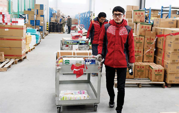One of JD.com's logistics centers, in Zhengzhou, Henan province. The e-commerce company has set up an overseas purchasing arm, JD Worldwide, to buy products it identifies as being in high demand among Chinese customers. These are then warehoused in China to be quickly shipped to buyers.(Provided to China Daily) One of JD.com's logistics centers, in Zhengzhou, Henan province. The e-commerce company has set up an overseas purchasing arm, JD Worldwide, to buy products it identifies as being in high demand among Chinese customers. These are then warehoused in China to be quickly shipped to buyers.(Provided to China Daily)