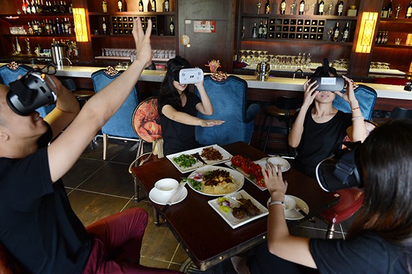 Customers experience VR glasses at a restaurant in Changsha, Hunan province. (Photo/China Daily) Customers experience VR glasses at a restaurant in Changsha, Hunan province. (Photo/China Daily)
