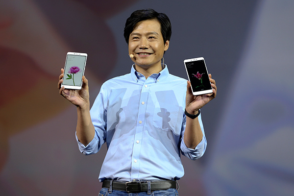 Xiaomi founder and CEO Lei Jun demonstrates his company's big-screen smartphones last month in Beijing.(Photo/China Daily) Xiaomi founder and CEO Lei Jun demonstrates his company's big-screen smartphones last month in Beijing.(Photo/China Daily)