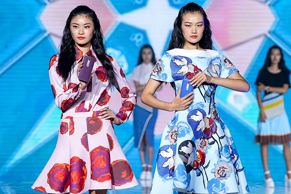 Models display Lenovo's new smartphones at a product release in Shanghai. (Photo provided to China Daily) Models display Lenovo's new smartphones at a product release in Shanghai. (Photo provided to China Daily)