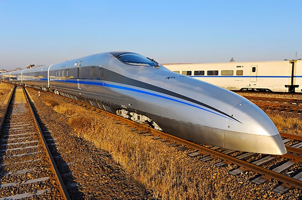 A next-generation high-speed train is being tested in China. The train can run at 400 kilometers per hour and is suitable for cross-border services. DOU XIN/XINHUA A next-generation high-speed train is being tested in China. The train can run at 400 kilometers per hour and is suitable for cross-border services. DOU XIN/XINHUA