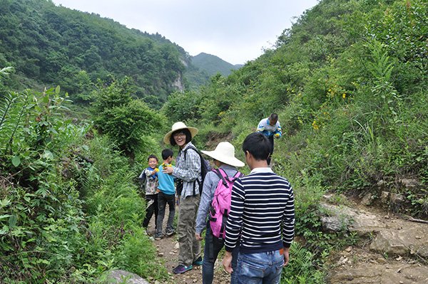 Liu and students of the Shaba primary school on an excursion in Qianxi county. (Provided to CHINA DAILY) Liu and students of the Shaba primary school on an excursion in Qianxi county. (Provided to CHINA DAILY)