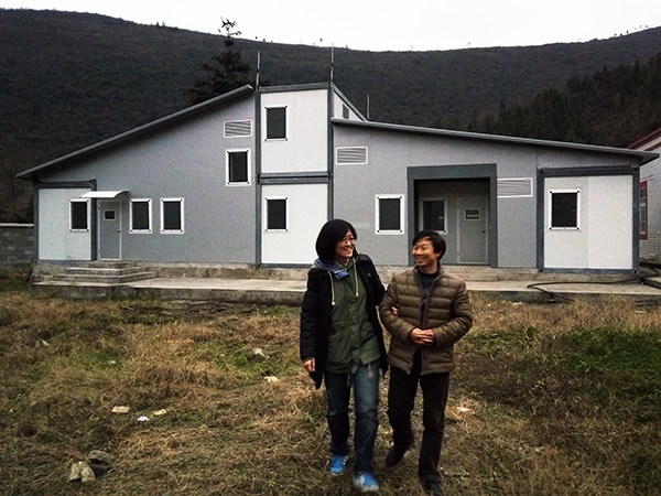 Liu and a teacher in front of a Flying Box dormitory in the school. (Provided to CHINA DAILY) Liu and a teacher in front of a Flying Box dormitory in the school. (Provided to CHINA DAILY)