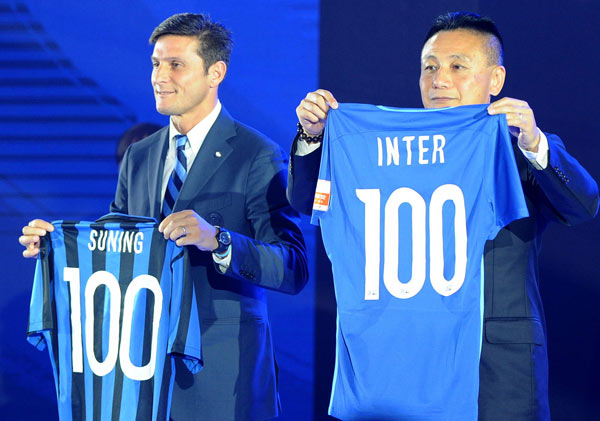 Inter Milan Vice-President Javier Zanetti (left) and Vice-President of Suning Sports Group Gong Lei exchange shirts in Nanjing. Liu Jianmin / For China Daily Inter Milan Vice-President Javier Zanetti (left) and Vice-President of Suning Sports Group Gong Lei exchange shirts in Nanjing. Liu Jianmin / For China Daily