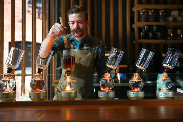 A waiter makes coffee at the Starbucks Roastery in Shanghai. (Photo provided to chinadaily.com.cn) A waiter makes coffee at the Starbucks Roastery in Shanghai. (Photo provided to chinadaily.com.cn)