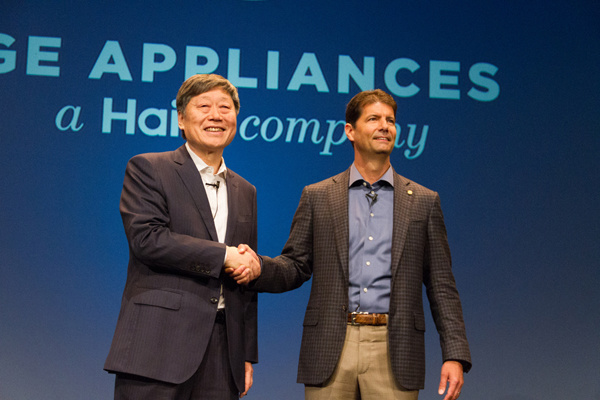 Zhang Ruimin (Left), chairman and CEO of Haier Group, shakes hands with Chip Blankenship (Right), president and CEO of GE Appliances.(PHOTO PROVIDED TO CHINA DAILY) Zhang Ruimin (Left), chairman and CEO of Haier Group, shakes hands with Chip Blankenship (Right), president and CEO of GE Appliances.(PHOTO PROVIDED TO CHINA DAILY)