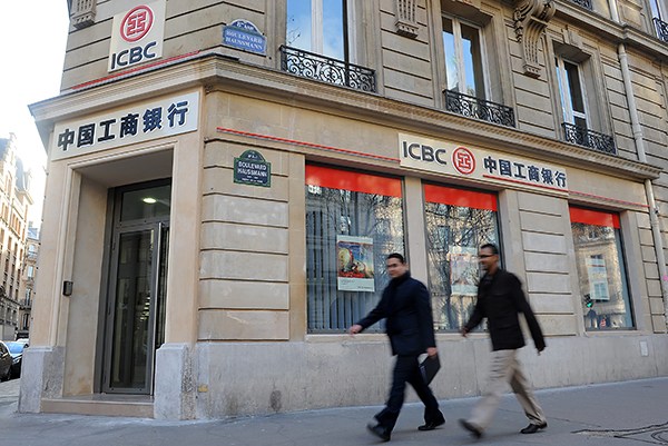 Two people pass by the branch of Industrial & Commercial Bank of China (ICBC) in Paris, France. (Paul Boursier/For China Daily) Two people pass by the branch of Industrial & Commercial Bank of China (ICBC) in Paris, France. (Paul Boursier/For China Daily)