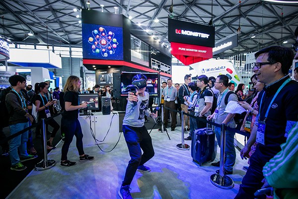 A man tries out a virtual reality headset at the 2016 CES Asia in Shanghai. There were more than 200 exhibitors at this year's show. (Photo provided to China Daily) A man tries out a virtual reality headset at the 2016 CES Asia in Shanghai. There were more than 200 exhibitors at this year's show. (Photo provided to China Daily)