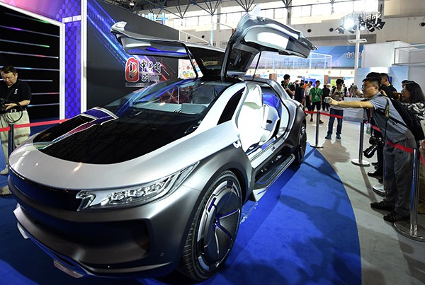 An intelligent car attracts attention at the Beijing Internet High-tech Expo on May 19, 2016. (Photo/Xinhua) An intelligent car attracts attention at the Beijing Internet High-tech Expo on May 19, 2016. (Photo/Xinhua)