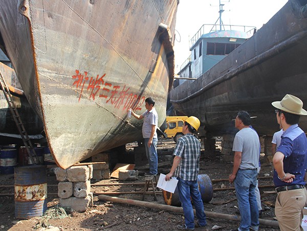 A ship-breaking company's staff workers make marks on a to-be-dismantled ship in Taizhou, Zhejiang province.(Jiang Wenhui/For China Daily) A ship-breaking company's staff workers make marks on a to-be-dismantled ship in Taizhou, Zhejiang province.(Jiang Wenhui/For China Daily)