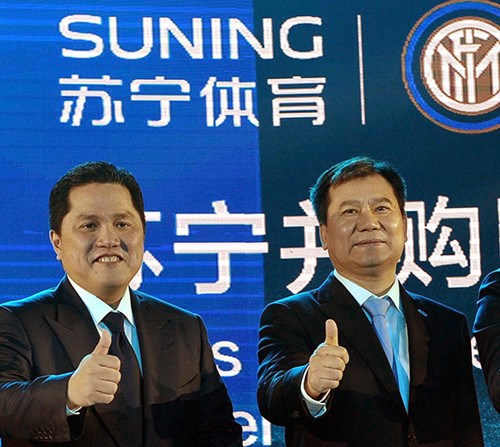 Suning Commerce Group's Chairman Zhang Jindong (right) and Inter Milan President Erick Thohir pose for pictures during a news conference in Nanjing, Jiangsu Province. (Liu Jianmin/For China Daily) Suning Commerce Group's Chairman Zhang Jindong (right) and Inter Milan President Erick Thohir pose for pictures during a news conference in Nanjing, Jiangsu Province. (Liu Jianmin/For China Daily)
