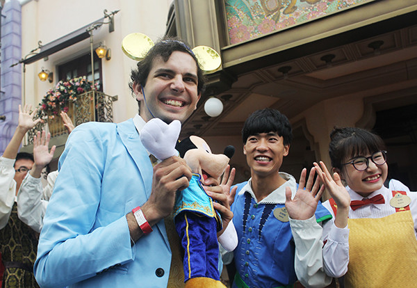 Shanghai Disney Resort officially opened on Thursday. For listed companies that are related to the theme park, the happy opening did not help drive up their shares further, instead most of them dropped at the Shanghai and Shenzhen bourses on June 16, 2016. (Gao Erqiang/China Daily) Shanghai Disney Resort officially opened on Thursday. For listed companies that are related to the theme park, the happy opening did not help drive up their shares further, instead most of them dropped at the Shanghai and Shenzhen bourses on June 16, 2016. (Gao Erqiang/China Daily)