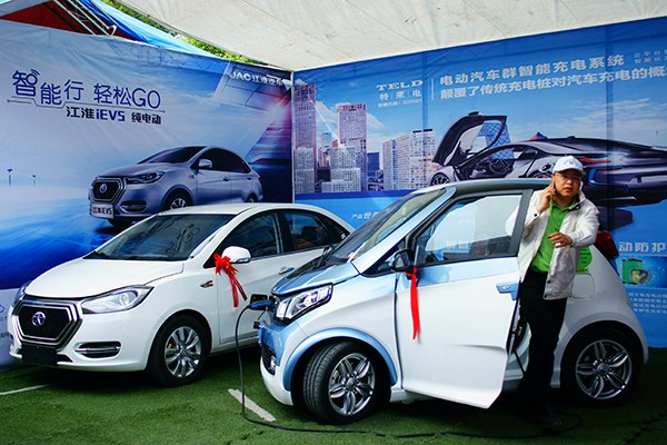 New-energy cars are displayed at an auto show in Yichang, Hubei province. Sales of cars with engines smaller than 1.6 liters boosted China's overall auto sales in May, while new-energy vehicles continued to be popular.(Photo/China Daily) New-energy cars are displayed at an auto show in Yichang, Hubei province. Sales of cars with engines smaller than 1.6 liters boosted China's overall auto sales in May, while new-energy vehicles continued to be popular.(Photo/China Daily)