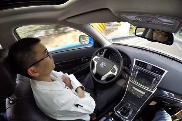 Engineers watch videos on their smartphones during a test journey from Chongqing in southwestern China to Beijing in April. The car used was an autonomous sedan developed by Chang'an Automobile Group. (Photo/China Daily) Engineers watch videos on their smartphones during a test journey from Chongqing in southwestern China to Beijing in April. The car used was an autonomous sedan developed by Chang'an Automobile Group. (Photo/China Daily)