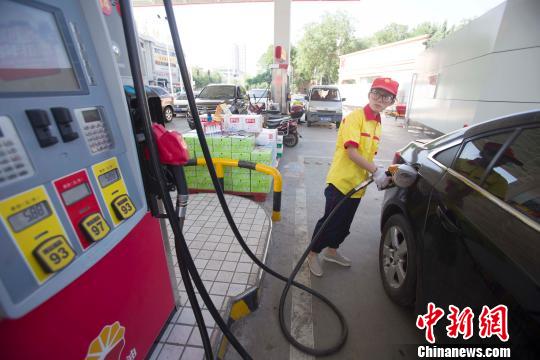 A staff member fuels a car at a oil station in Taiyuan, Shanxi Province, June 23, 2016. (Photo/Chinanews.com) A staff member fuels a car at a oil station in Taiyuan, Shanxi Province, June 23, 2016. (Photo/Chinanews.com)