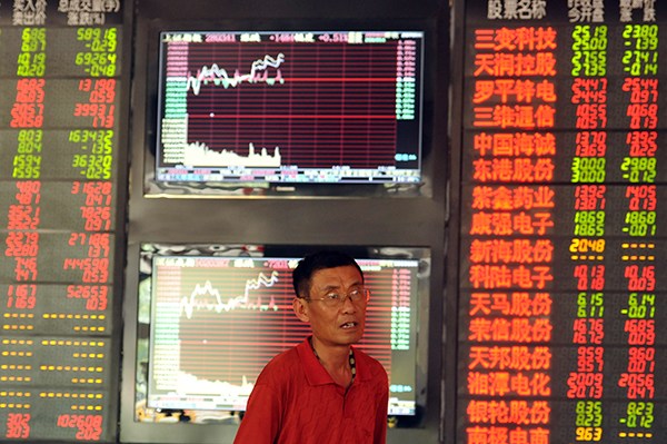 An investor checks stock prices at a securities brokerage in Fuyang, Anhui province. (Lu Qijian/For China Daily) An investor checks stock prices at a securities brokerage in Fuyang, Anhui province. (Lu Qijian/For China Daily)