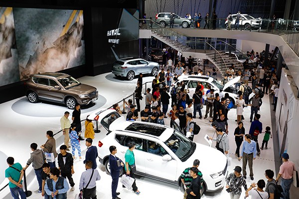 Visitors at the busy Great Wall SUV exhibition area at the Auto China 2016 in Beijing in May. (Photo/China Daily) Visitors at the busy Great Wall SUV exhibition area at the Auto China 2016 in Beijing in May. (Photo/China Daily)