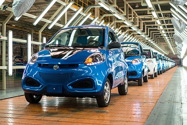 ZD's fully-electric two-seaters roll off the production line in the Lanzhou plant in Gansu province, Jan 11, 2015. (Photo/China Daily) ZD's fully-electric two-seaters roll off the production line in the Lanzhou plant in Gansu province, Jan 11, 2015. (Photo/China Daily)