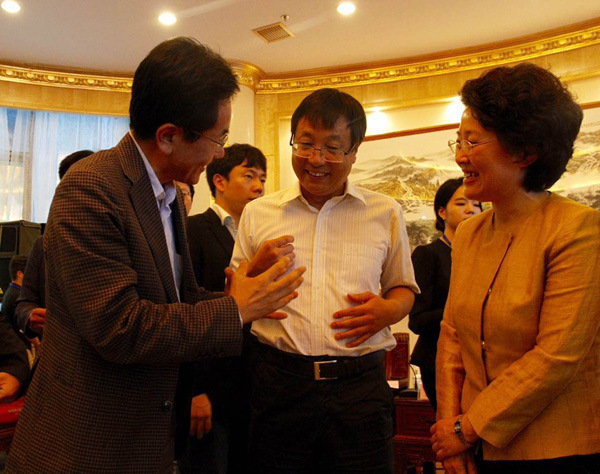 Kang Bing (middle), deputy editor chief of China Daily, Zhang Yongxia (right), mayor of Yantai, and Park Junghwan (left) of Business Korea Magazine, exchange opinions at a meeting held in Yantai on June 25, 2016.(Photo by Zhao Ruixue/chinadaily.com.cn) Kang Bing (middle), deputy editor chief of China Daily, Zhang Yongxia (right), mayor of Yantai, and Park Junghwan (left) of Business Korea Magazine, exchange opinions at a meeting held in Yantai on June 25, 2016.(Photo by Zhao Ruixue/chinadaily.com.cn)