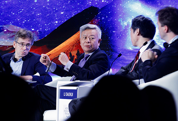 Jin Liqun (center), president of the Asian Infrastructure Investment Bank, talks during a panel discussion at the World Economic Forum's annual event in Tianjin, June 28, 2016. (Zhu Xingxin/China Daily) Jin Liqun (center), president of the Asian Infrastructure Investment Bank, talks during a panel discussion at the World Economic Forum's annual event in Tianjin, June 28, 2016. (Zhu Xingxin/China Daily)