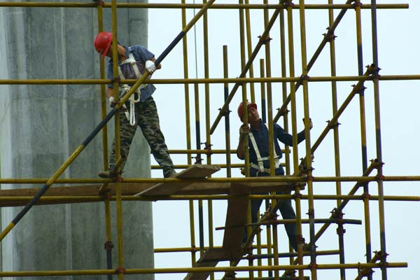 Workers at a construction site in Yichang, Hubei province. (ZHOU JIANPING / China Daily) Workers at a construction site in Yichang, Hubei province. (ZHOU JIANPING / China Daily)