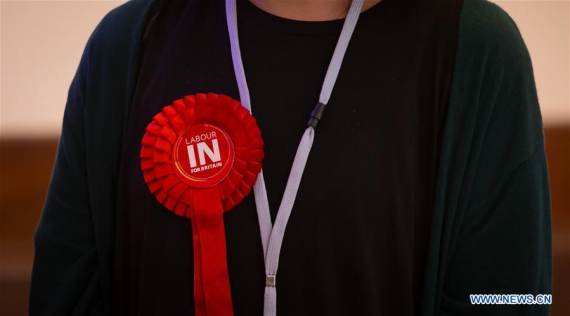 Photo taken on June 24, 2016 shows a woman wearing a badge showing support for voting in at the Camden Centre Town Hall in Britain. (Photo: Xinhua/Richard Washbrooke) Photo taken on June 24, 2016 shows a woman wearing a badge showing support for voting in at the Camden Centre Town Hall in Britain. (Photo: Xinhua/Richard Washbrooke)