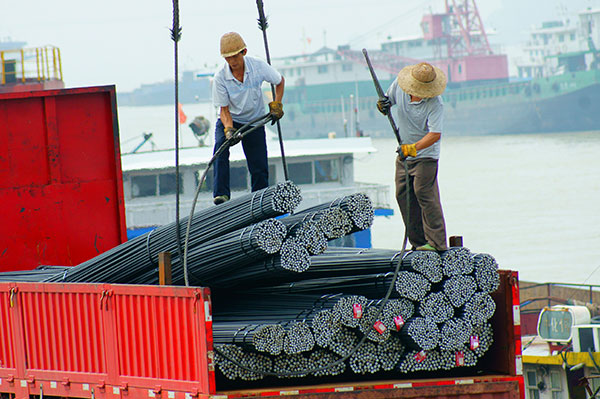 Workers load steel products at a logistics park in Yichang, Hubei province. (Photo/China Daily) Workers load steel products at a logistics park in Yichang, Hubei province. (Photo/China Daily)