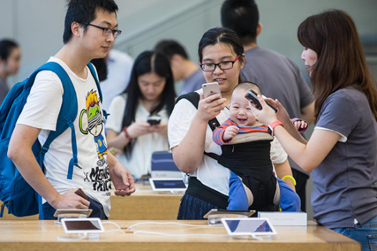 Customers try out products at an outlet of Apple Inc in Hangzhou, capital of Zhejiang province. (Photo/China Daily) Customers try out products at an outlet of Apple Inc in Hangzhou, capital of Zhejiang province. (Photo/China Daily)