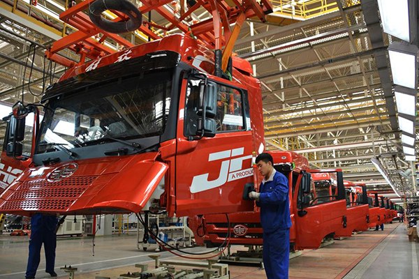 A staff member works on an assembling line in FAW's Qingdao plant, Shandong province, May 5, 2016. (Photo/Xinhua) A staff member works on an assembling line in FAW's Qingdao plant, Shandong province, May 5, 2016. (Photo/Xinhua)