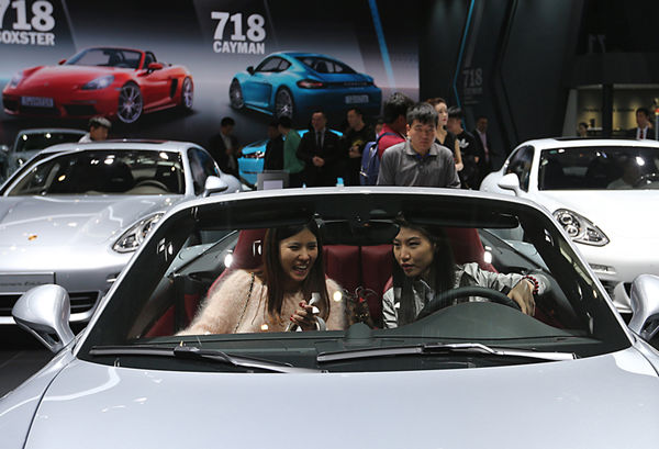 Potential buyers try a new car at an auto expo in Beijing.(Photo:China Daily/Wang Zhuangfei) Potential buyers try a new car at an auto expo in Beijing.(Photo:China Daily/Wang Zhuangfei)