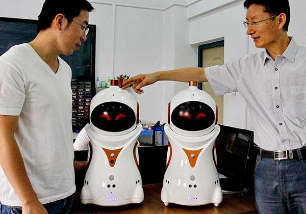 Professor Zhou Fengyu (right) displays the newly developed robots with his colleague.(Ju Chuanjiang/China Daily) Professor Zhou Fengyu (right) displays the newly developed robots with his colleague.(Ju Chuanjiang/China Daily)