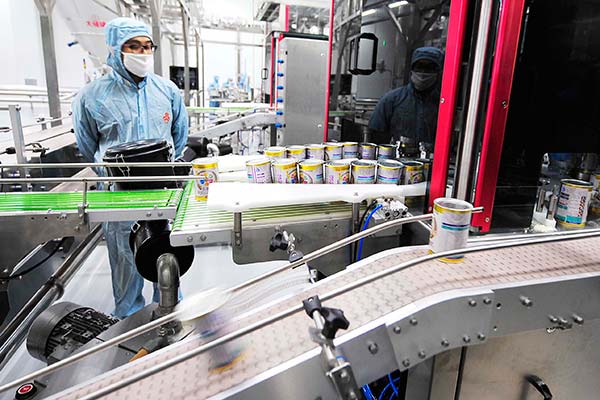 A production line of Beijing Sanyuan Foods Co Ltd in Xinle, Hebei province. YUAN YI / FOR CHINA DAILY A production line of Beijing Sanyuan Foods Co Ltd in Xinle, Hebei province. YUAN YI / FOR CHINA DAILY